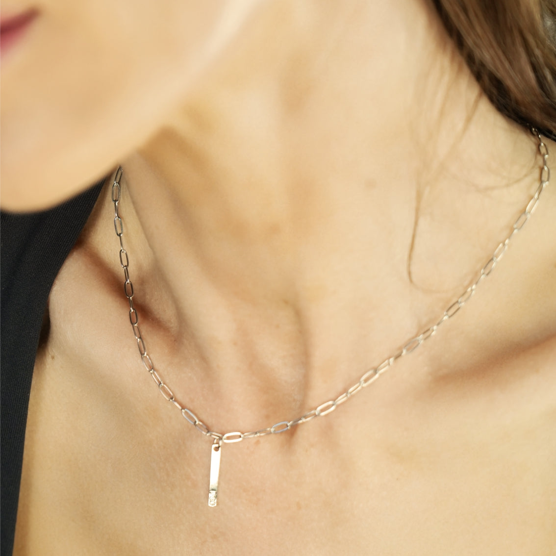 Style KORATIA: Minimalist Chain Necklace with Zirconia Gemstones in Silver