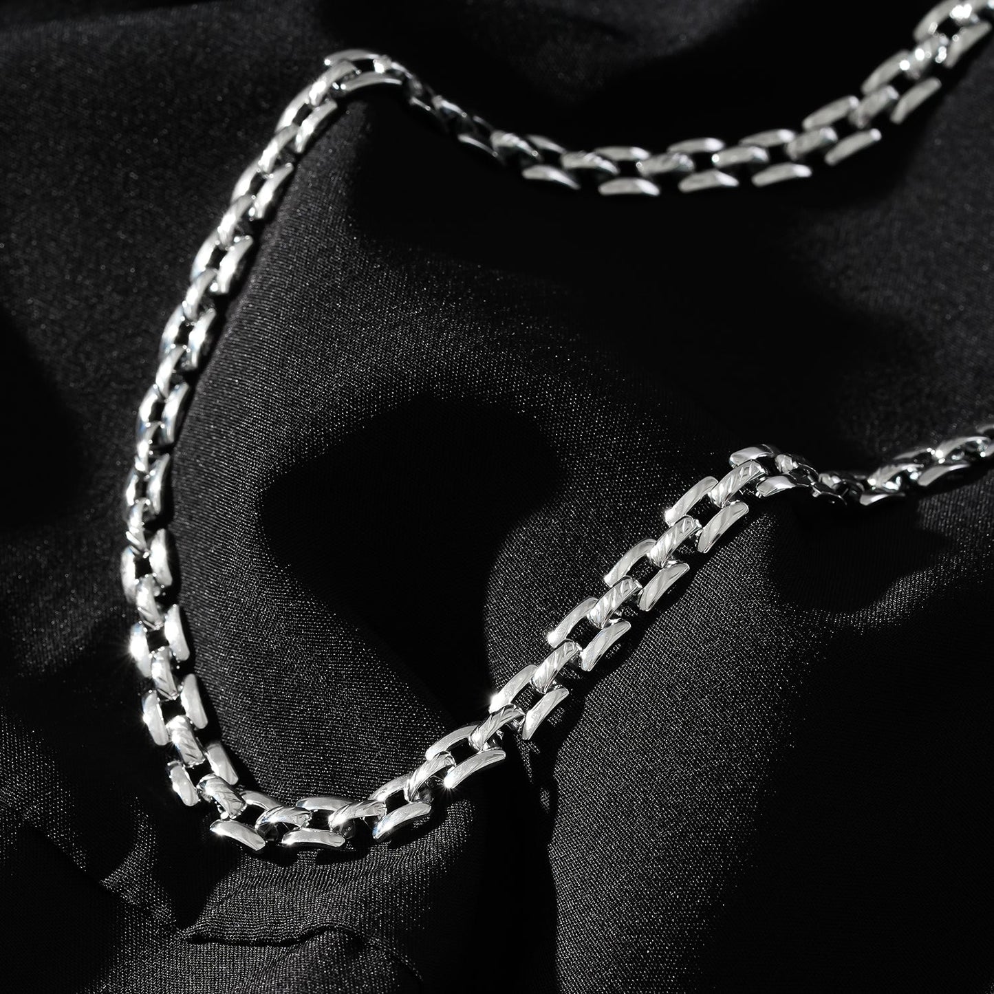 Style KOVVUR: Retro Twin Chain Necklace in White Gold (Silver Toned)