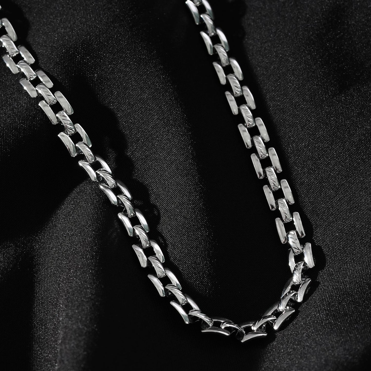 Style KOVVUR: Retro Twin Chain Necklace in White Gold (Silver Toned)