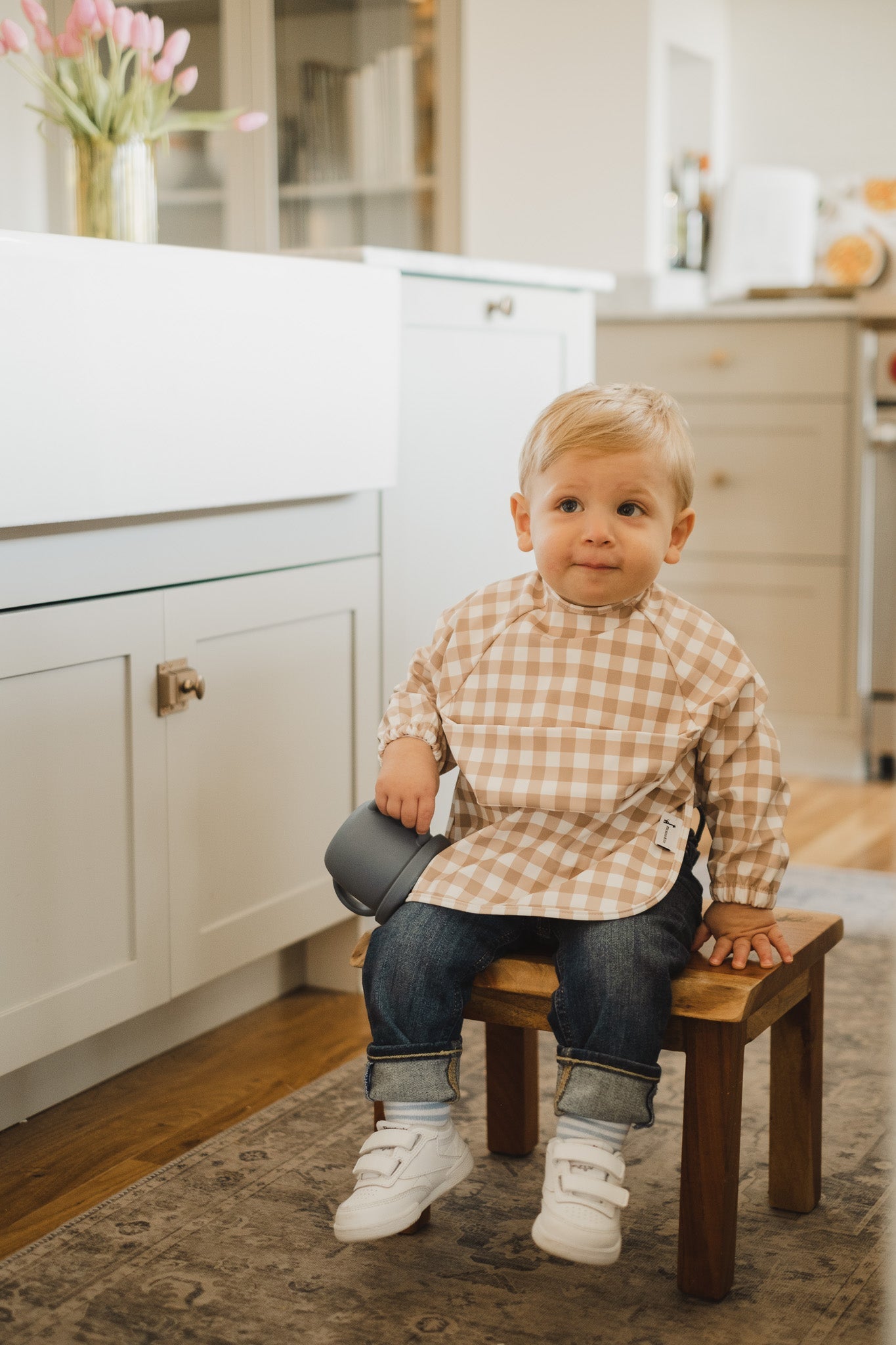 Bavette à manches longues avec pochette intégrée