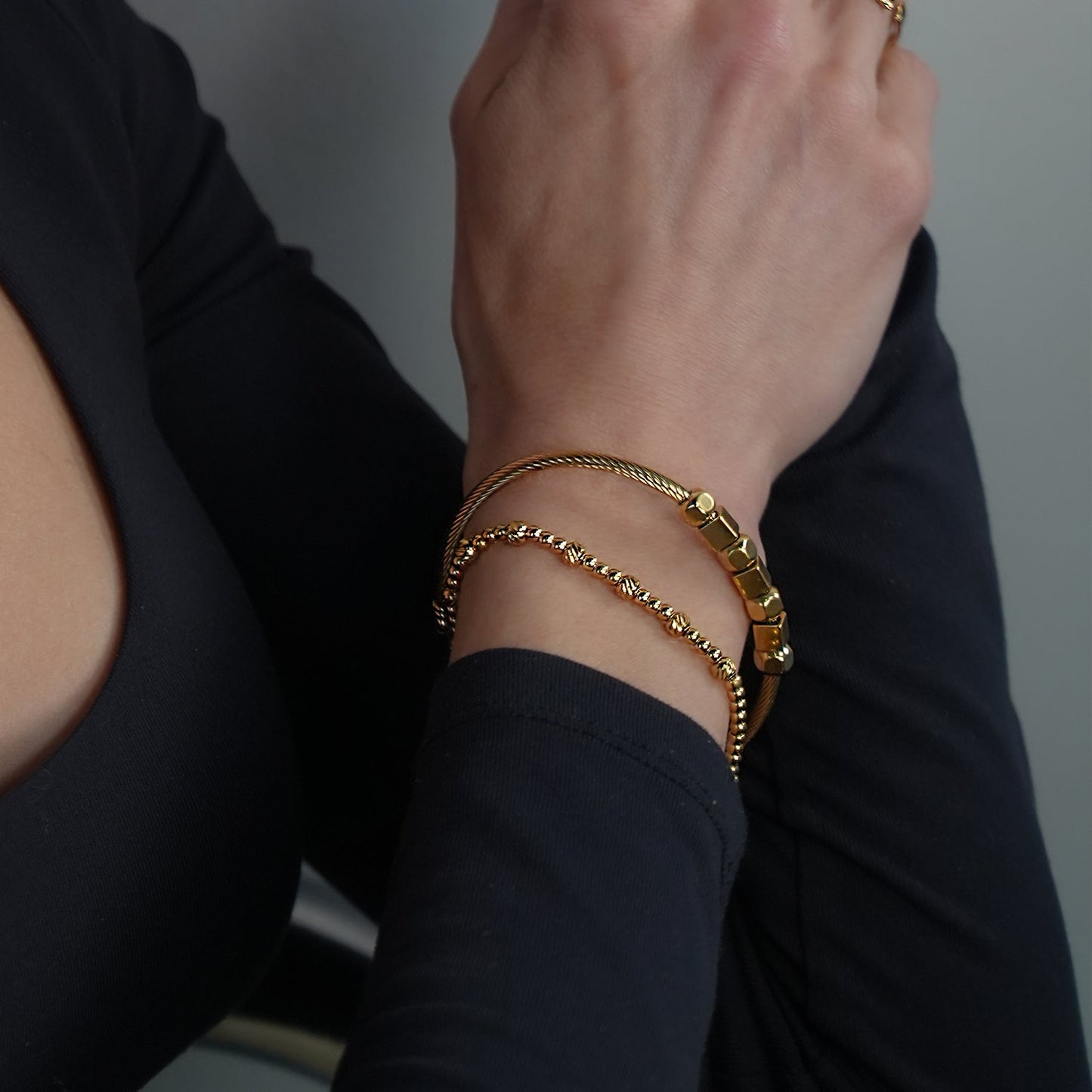 Style MALDONA: Industrial-Chic Bracelet with Round & Square Beads in Gold