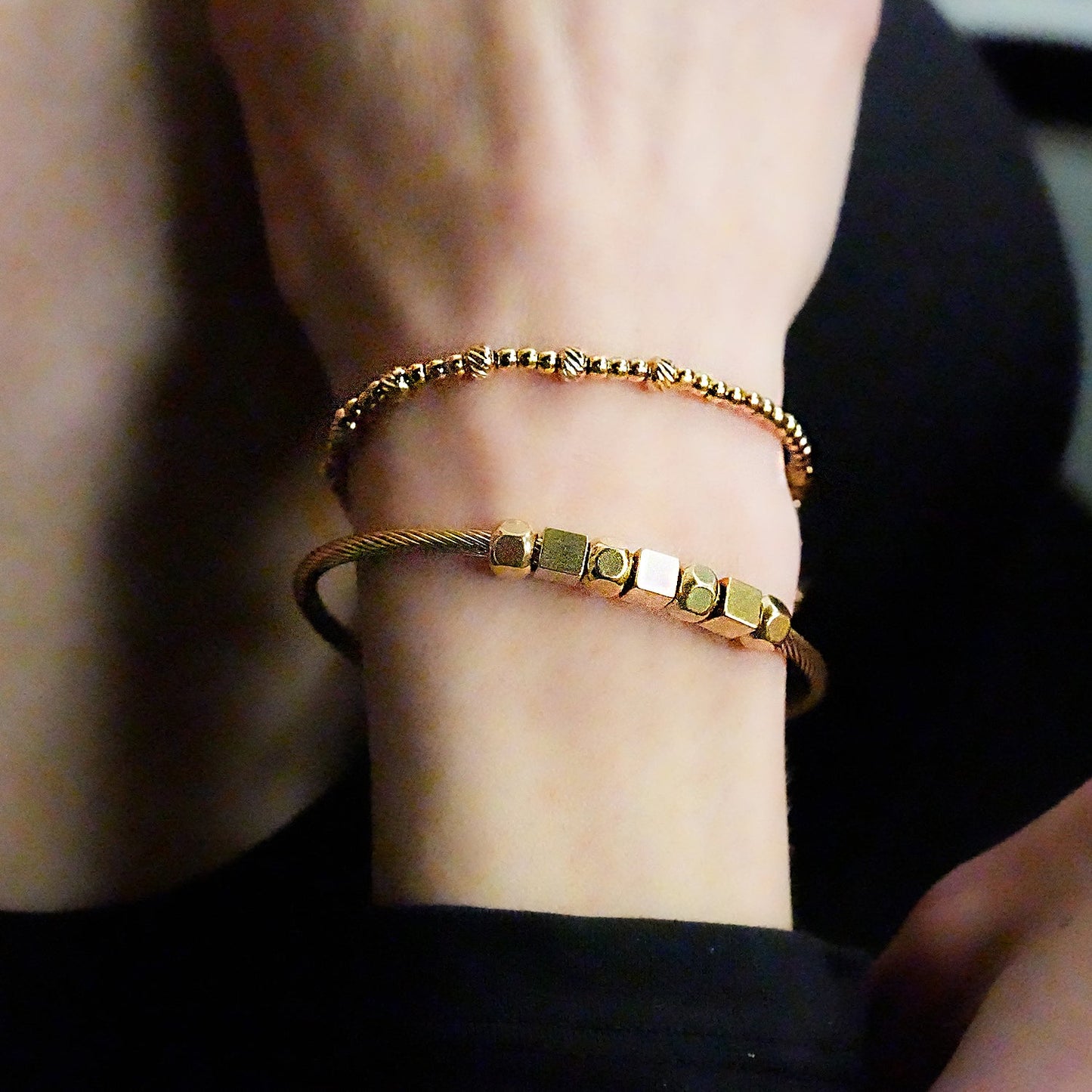 Style MALDONA: Industrial-Chic Bracelet with Round & Square Beads in Gold