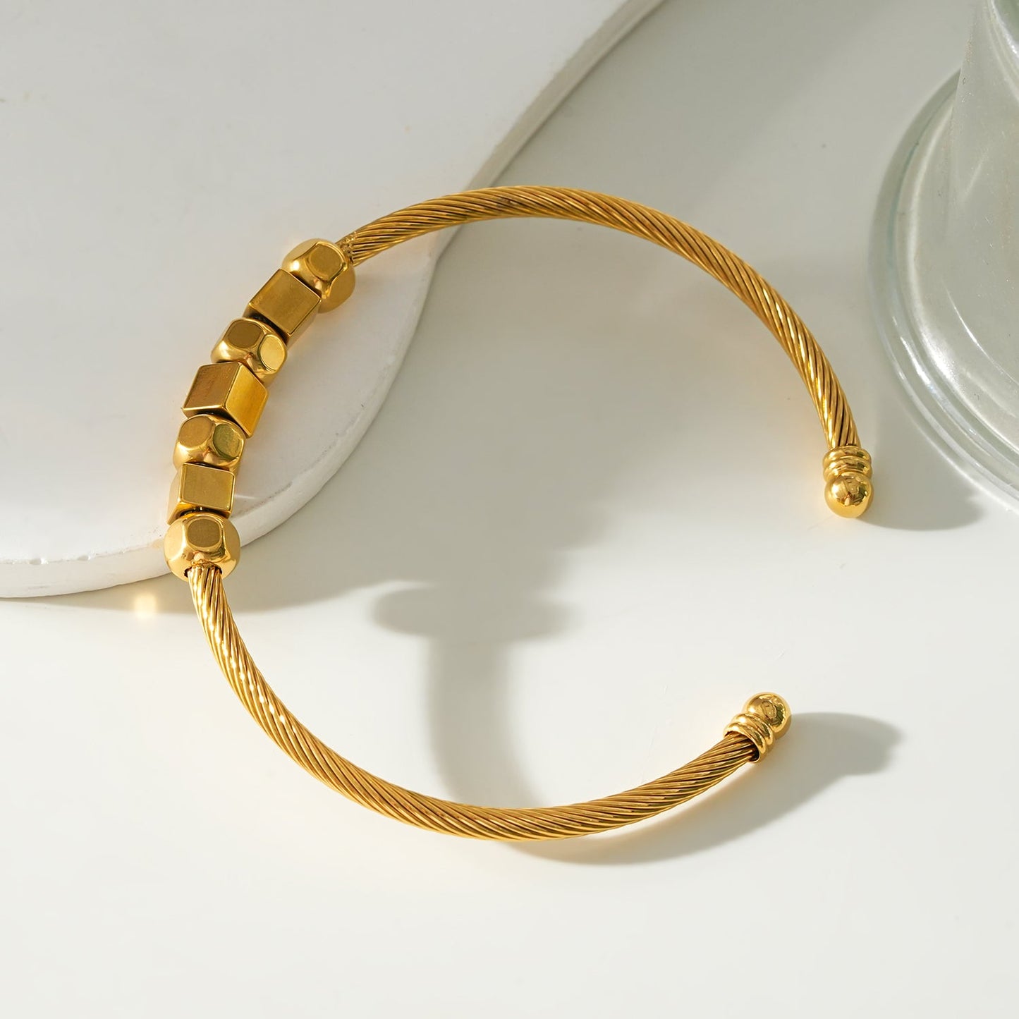 Style MALDONA: Industrial-Chic Bracelet with Round & Square Beads in Gold
