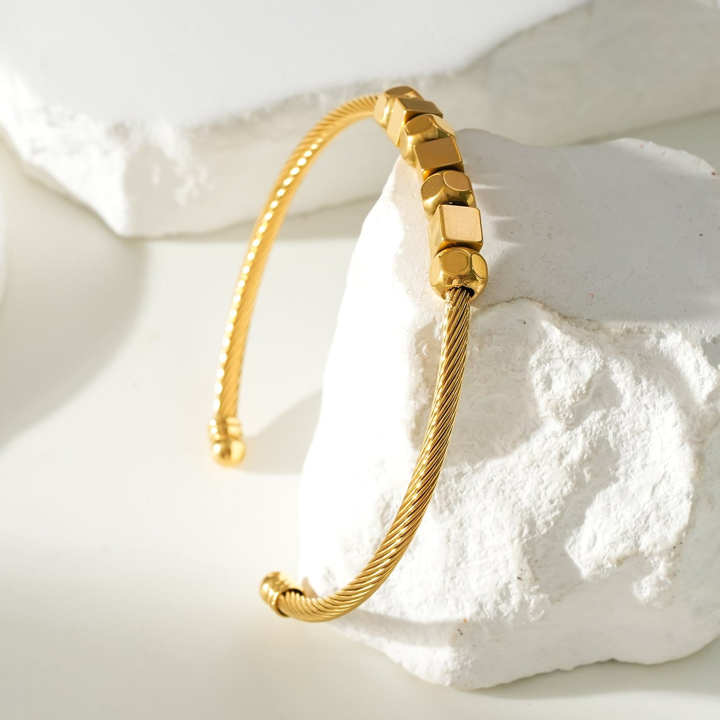 Style MALDONA: Industrial-Chic Bracelet with Round & Square Beads in Gold