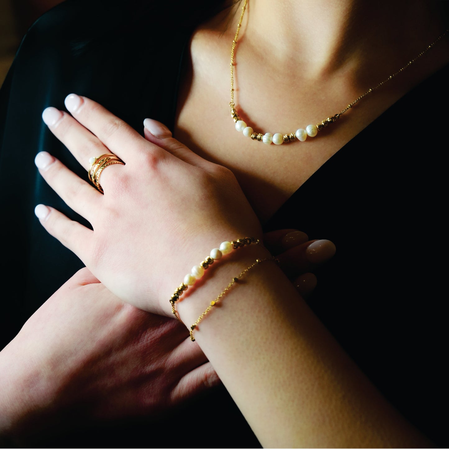 MARENTA: Gilded Harmony Chain Bracelet with Gold Beads and Freshwater Pearls