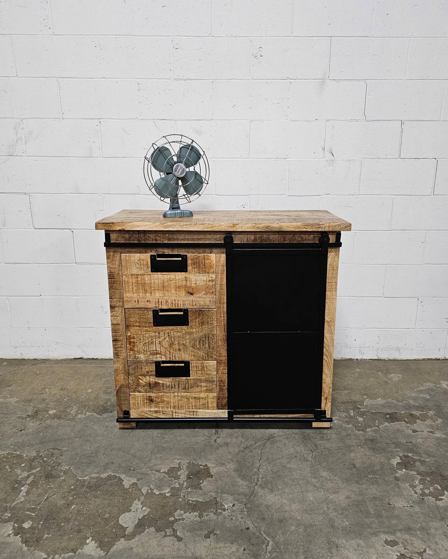 Meuble Commode Raven en bois de manguier porte coulissante en acier noir