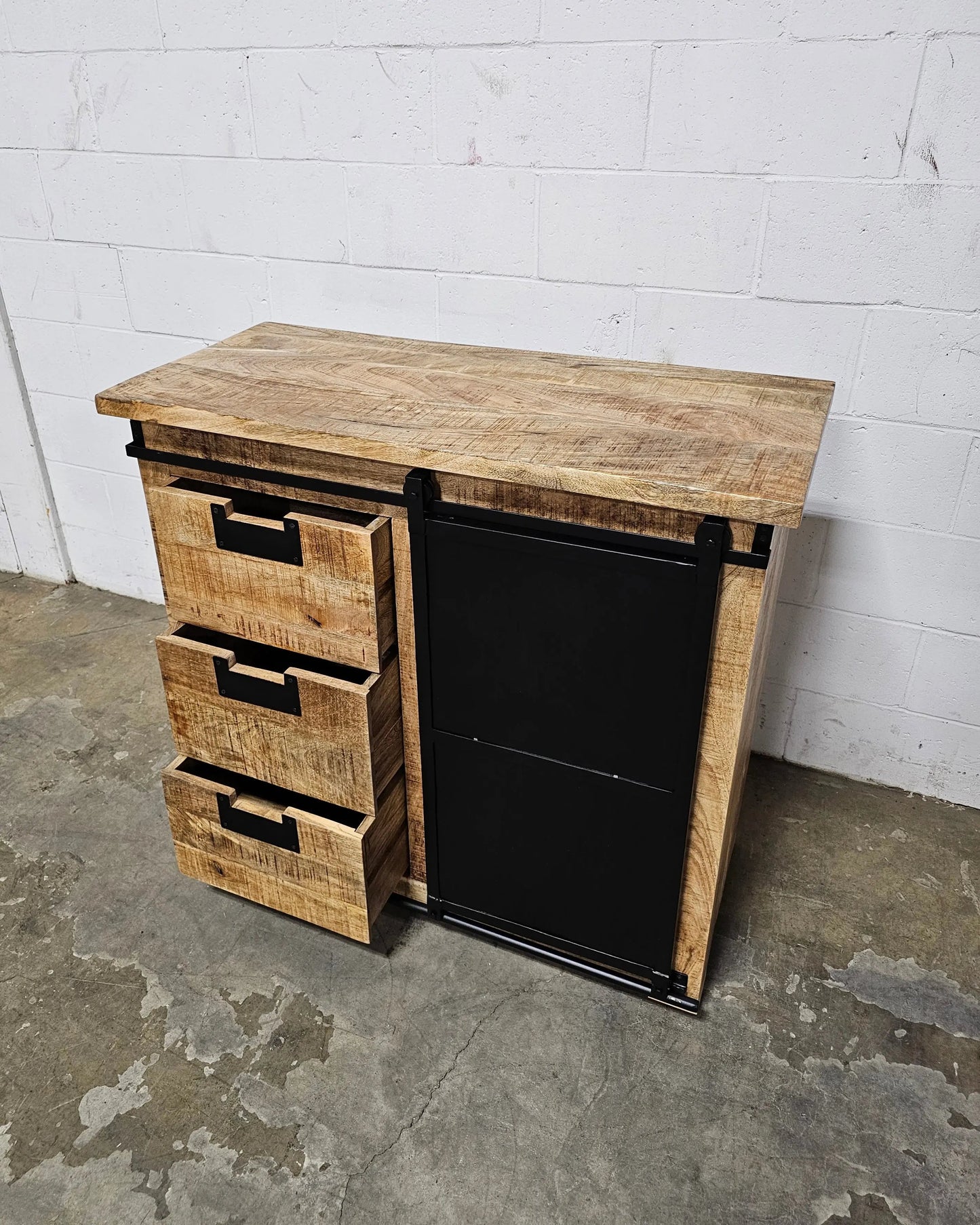 Meuble Commode Raven en bois de manguier porte coulissante en acier noir