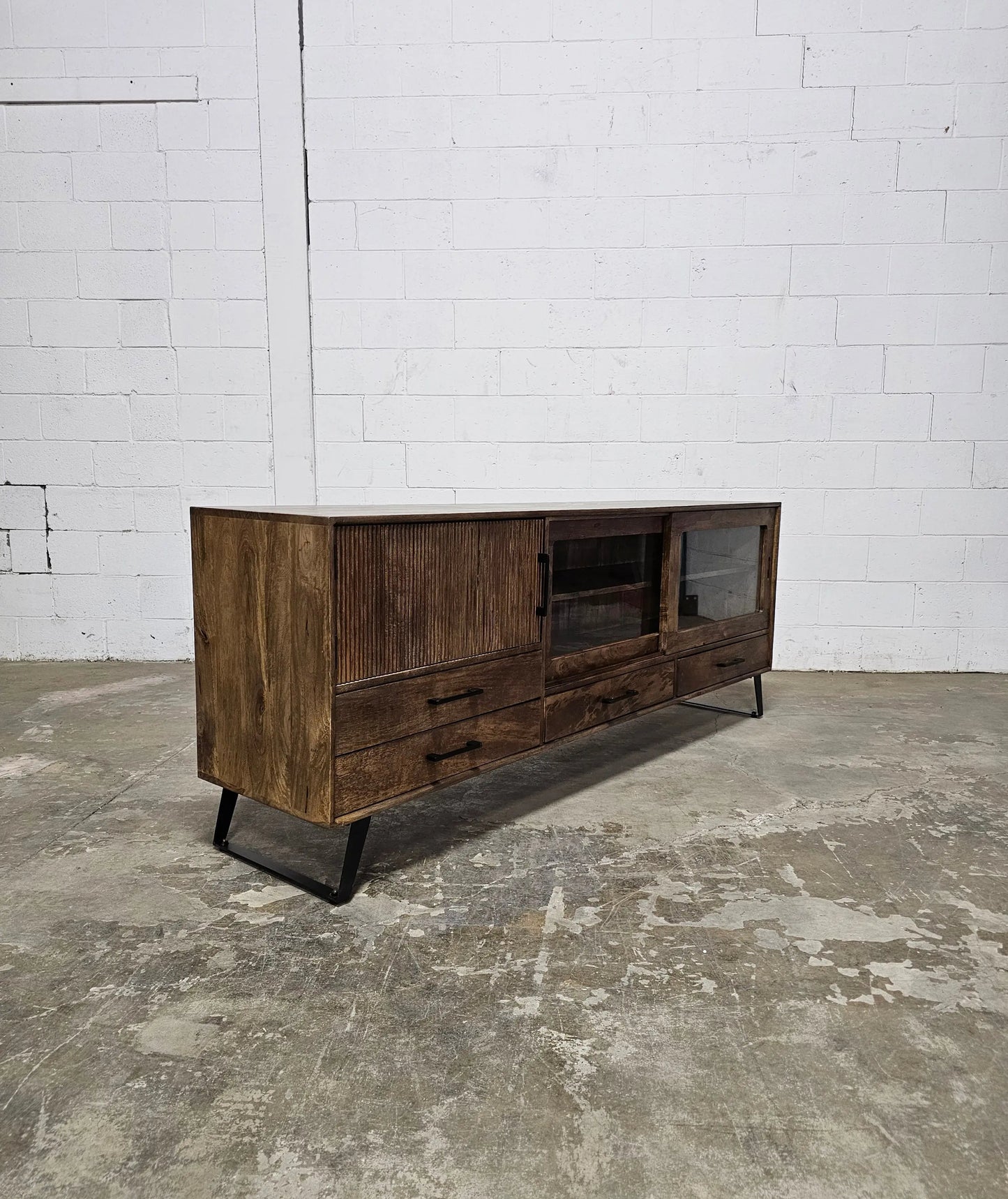 Meuble Télé Arezzo en bois de manguier portes coulissantes vitrées