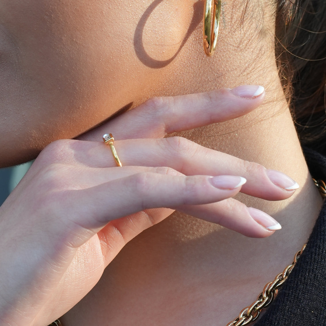 NILDA: Classic Band Ring with an Elegant Rectangle Zirconia Centrepiece