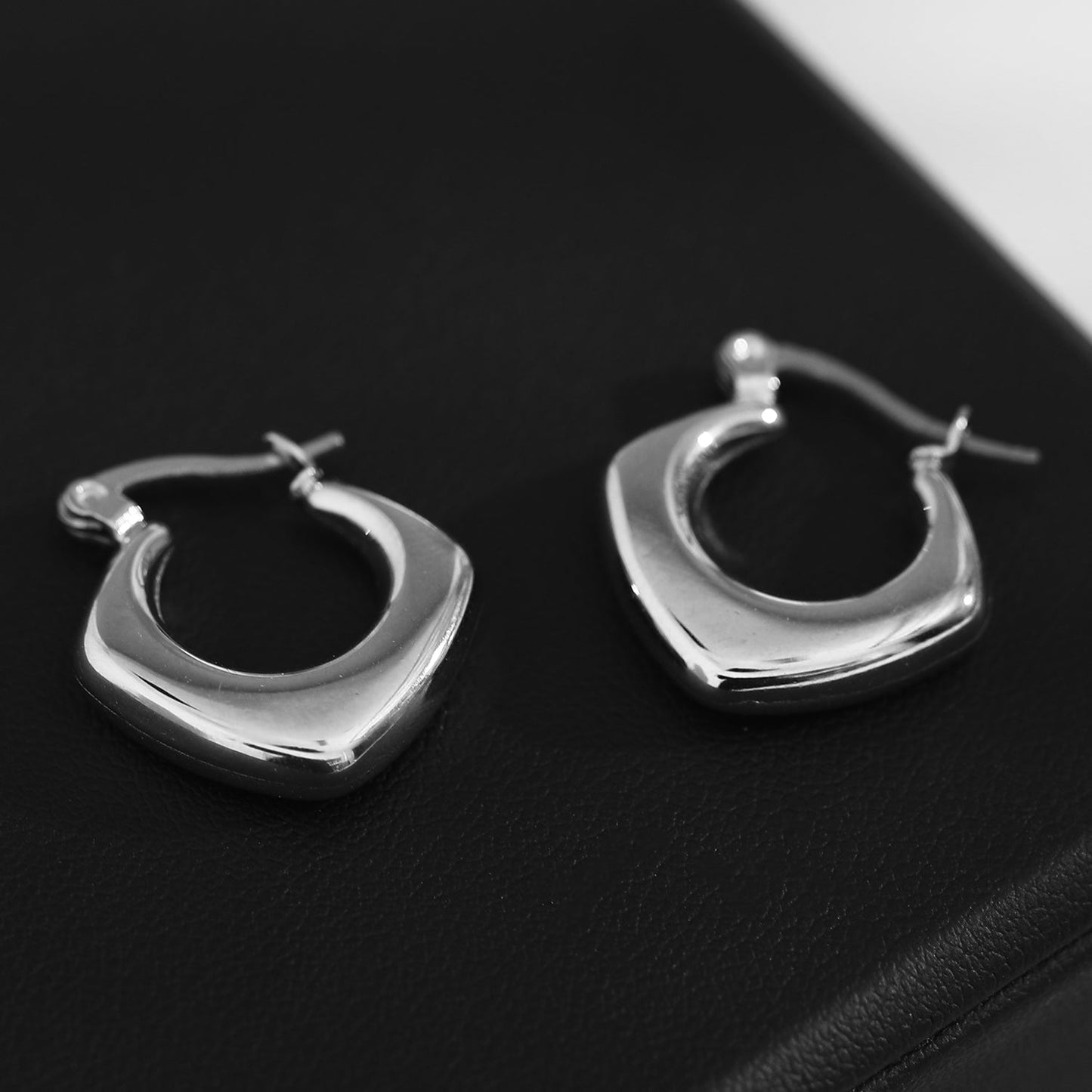 MARIYA Squared Rounded Hoop Earrings Silver