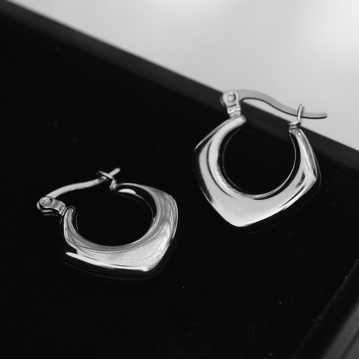 MARIYA Squared Rounded Hoop Earrings Silver