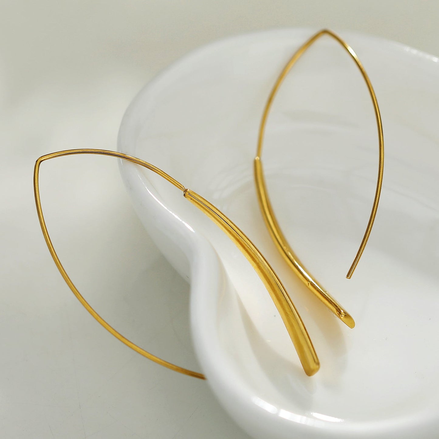 XIMENA: Geometric Curves Gold Hoops