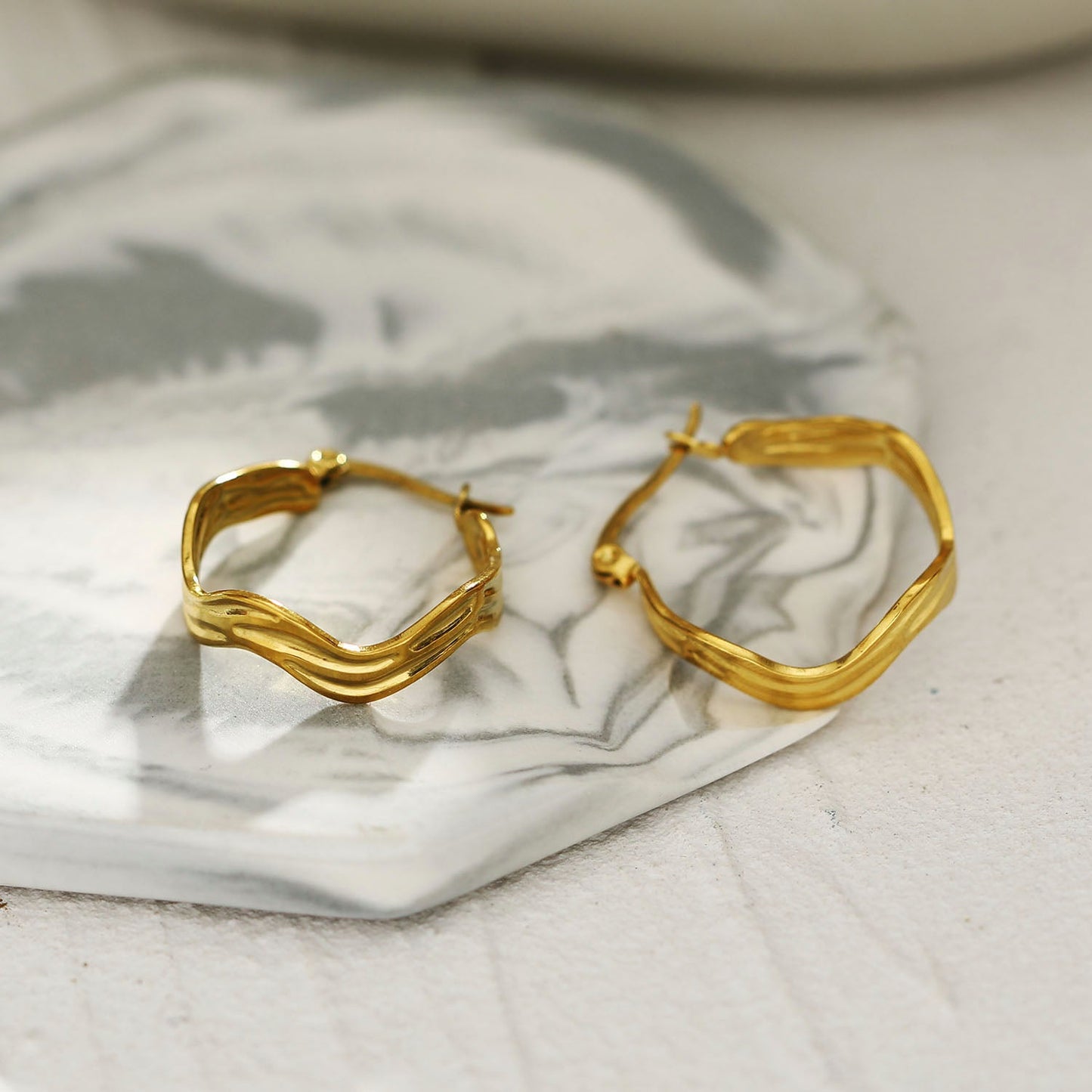 GIZA 'Shape & Form' Wavy Hoop Earrings