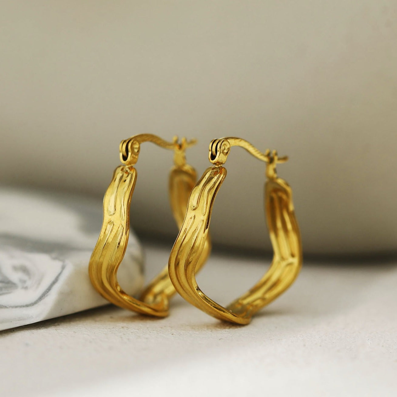 GIZA 'Shape & Form' Wavy Hoop Earrings