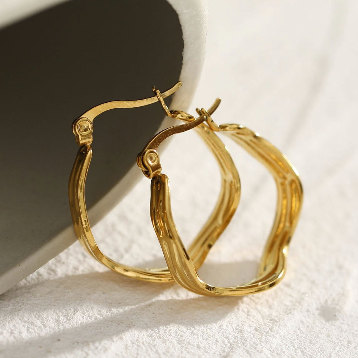 GIZA 'Shape & Form' Wavy Hoop Earrings