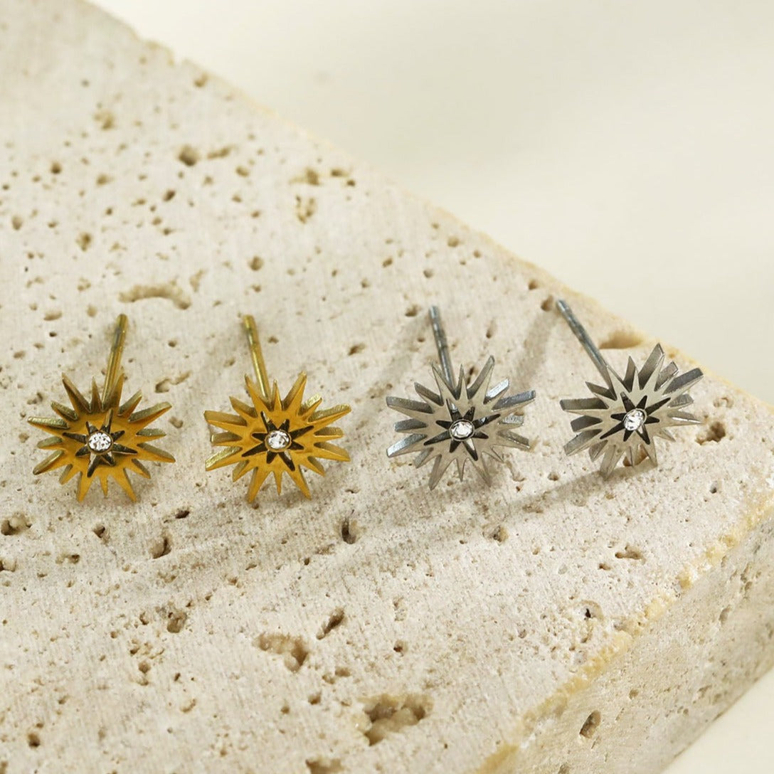 AMNISTY: 'Brilliant Star' Zirconia Stud Earrings Gold