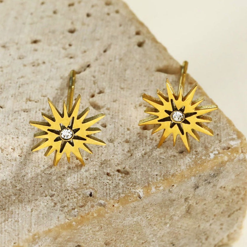AMNISTY: 'Brilliant Star' Zirconia Stud Earrings Gold