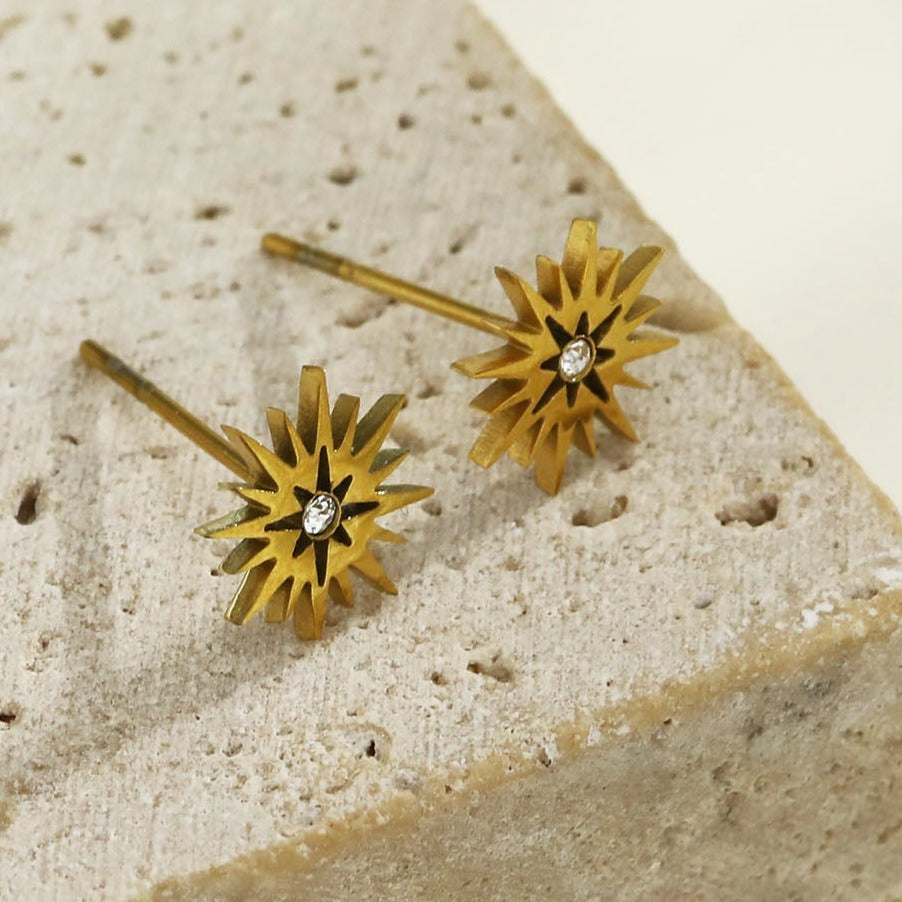 AMNISTY: 'Brilliant Star' Zirconia Stud Earrings Gold