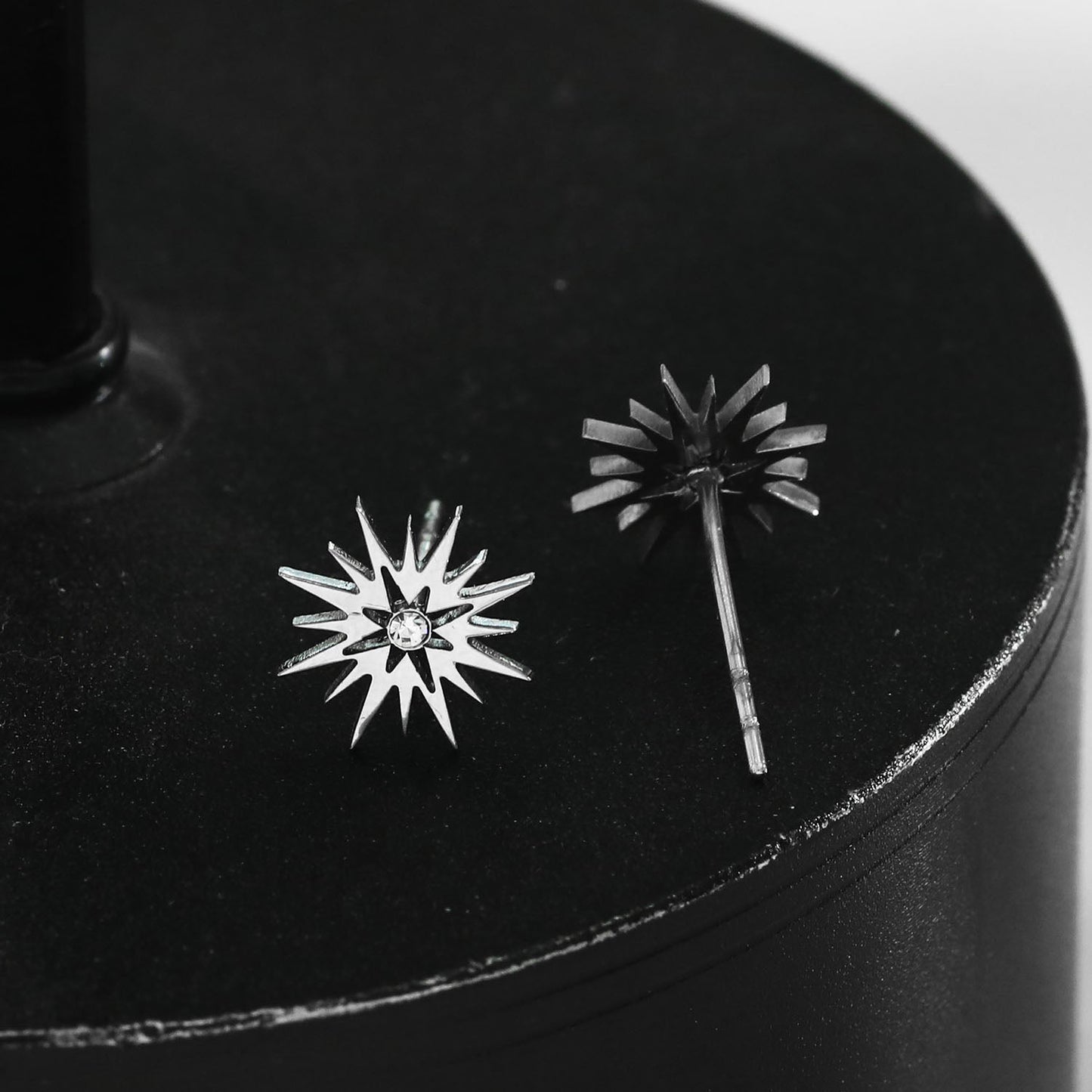 AMNISTY: 'Brilliant Star' Zirconia Stud Earrings Silver