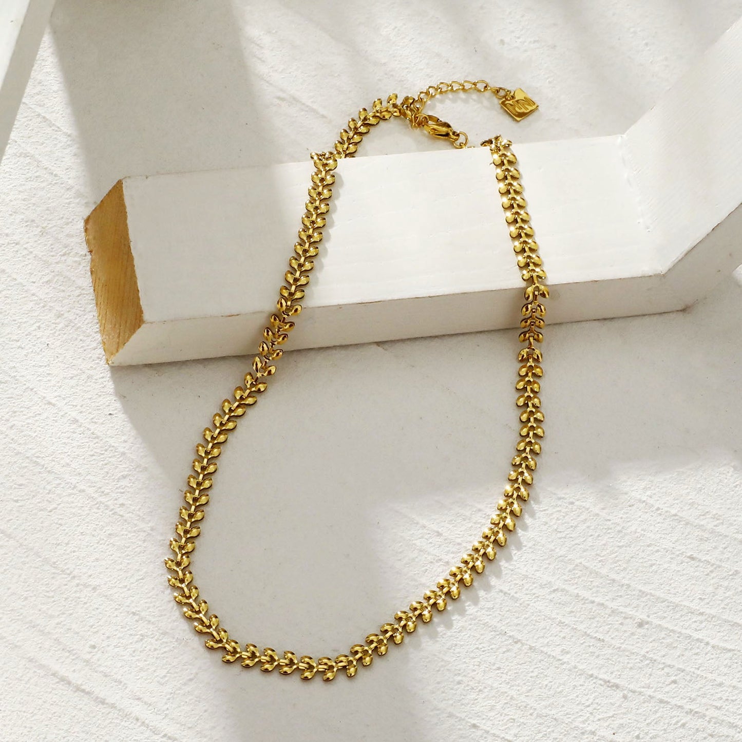 FANIA: Leafy Patterned Bold Chain Necklace
