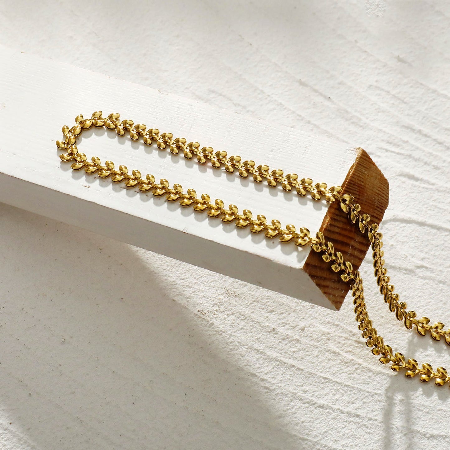 FANIA: Leafy Patterned Bold Chain Necklace