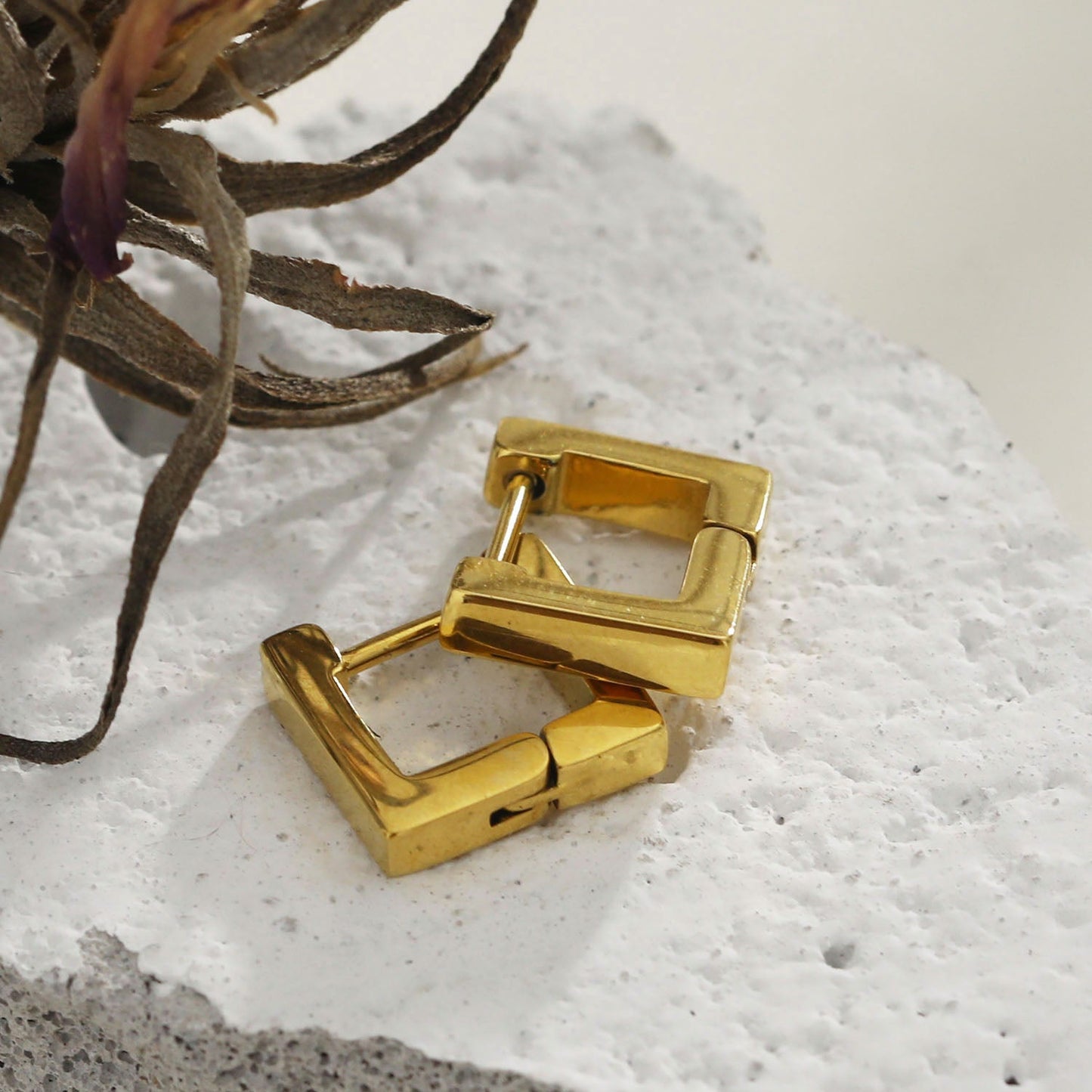 DINAMI Gold: Tiny Squared Shape Hoop Earrings