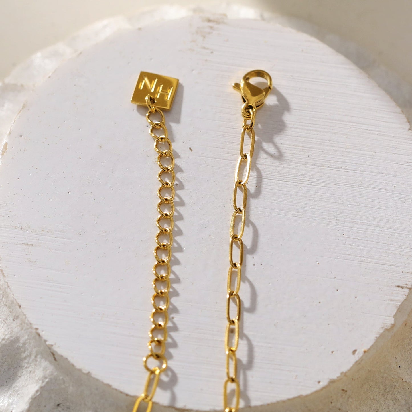 Style ALARA: Mini Paper Clip Chain Anchoring a Patterned Heart Charm in Gold