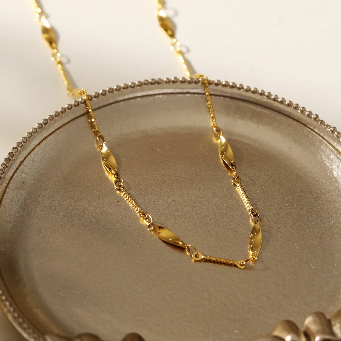 OTTIS: Twisted Oval Links & Textured Bars Chain Necklace