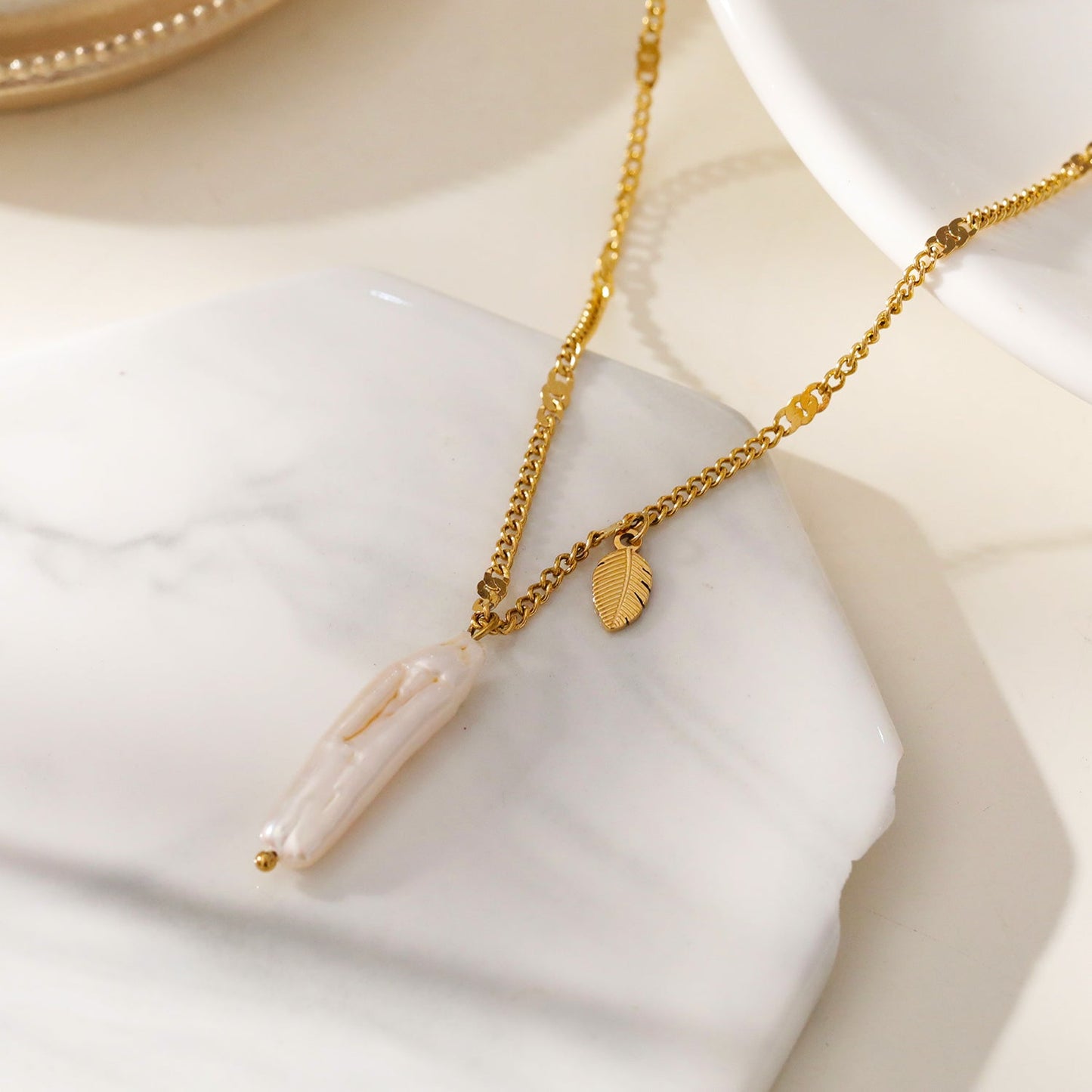 ANNECY: Nature Inspired Chic Chain Necklace Enhanced with Baroque Pearl and Leaf Charm