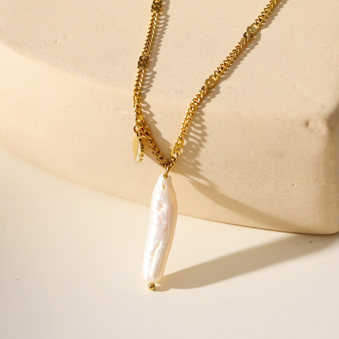 ANNECY: Nature Inspired Chic Chain Necklace Enhanced with Baroque Pearl and Leaf Charm