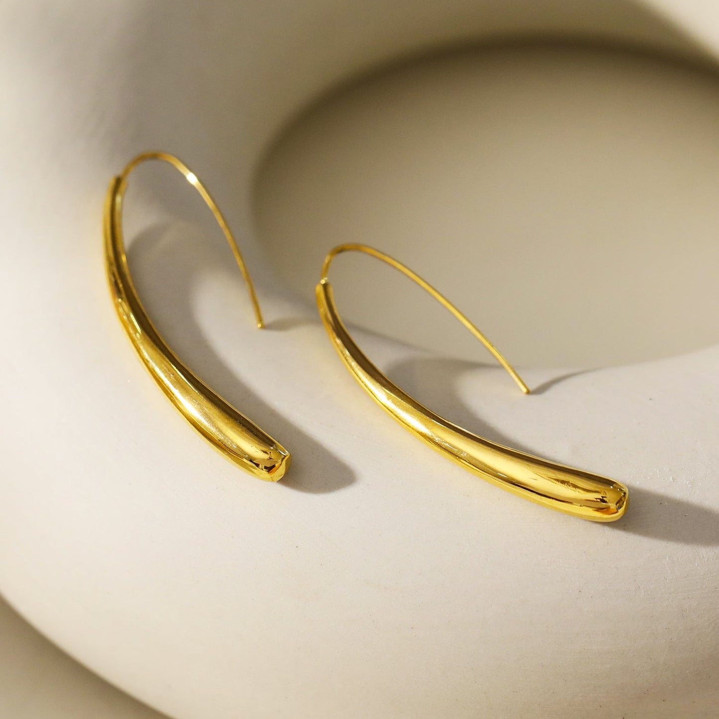 Style ADARA Gold: Abstract Elegance. Avant-Garde Geometric Earrings