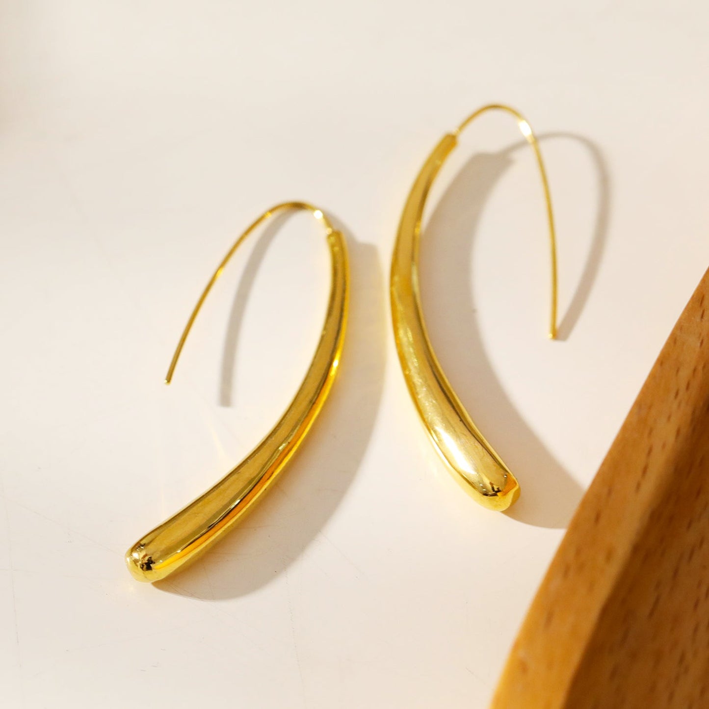 Style ADARA Gold: Abstract Elegance. Avant-Garde Geometric Earrings