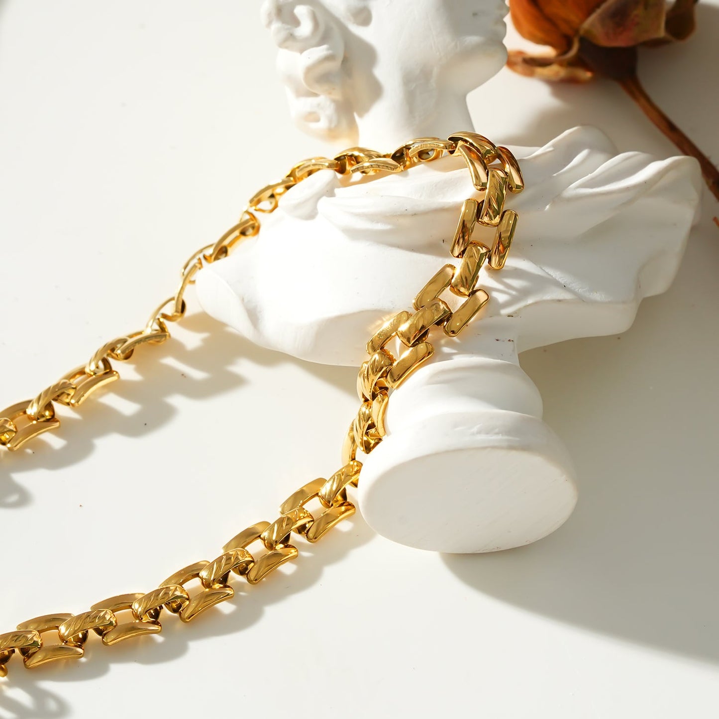 Style KOVVUR: Retro Twin Chain Necklace in Gold
