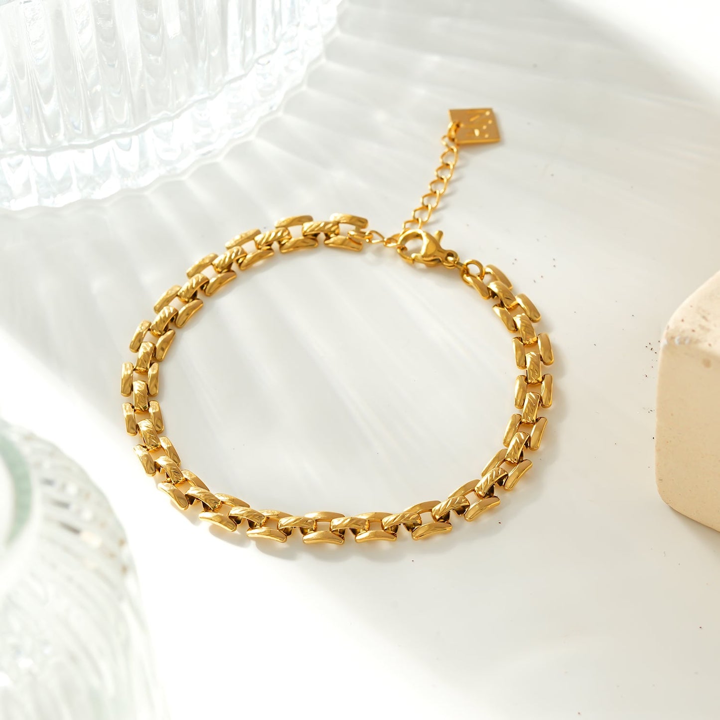 Style PROVINIA: Retro Watch Style Strap Bracelet in Gold