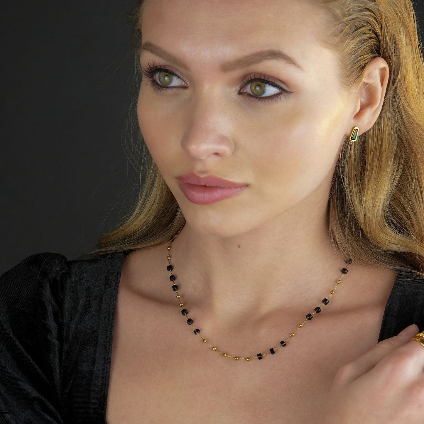 SANTA CRUZ Black: Gold & Black Onyx Beaded Chain Necklace