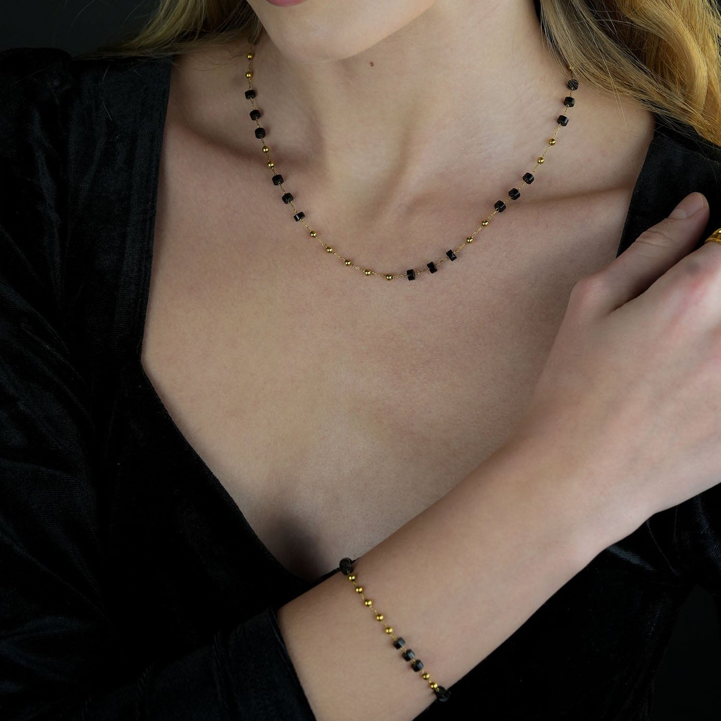 SANTA CRUZ Black: Gold & Black Onyx Beaded Chain Necklace