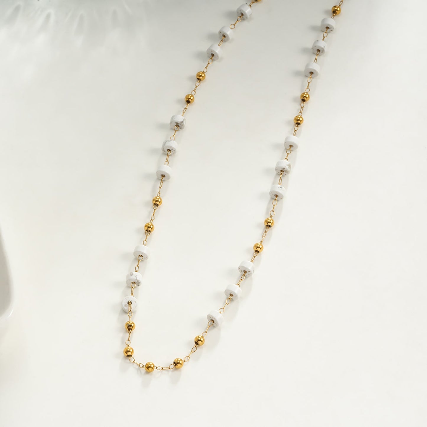 SANTA CRUZ White: Gold & White Stone Beaded Chain Necklace