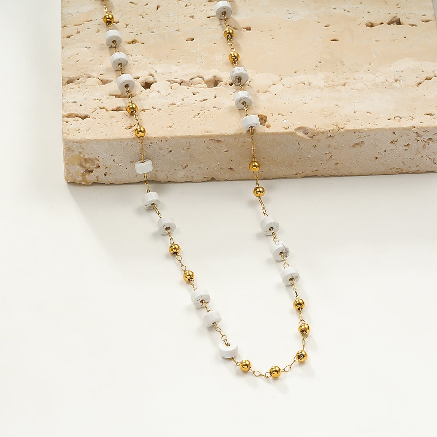 SANTA CRUZ White: Gold & White Stone Beaded Chain Necklace