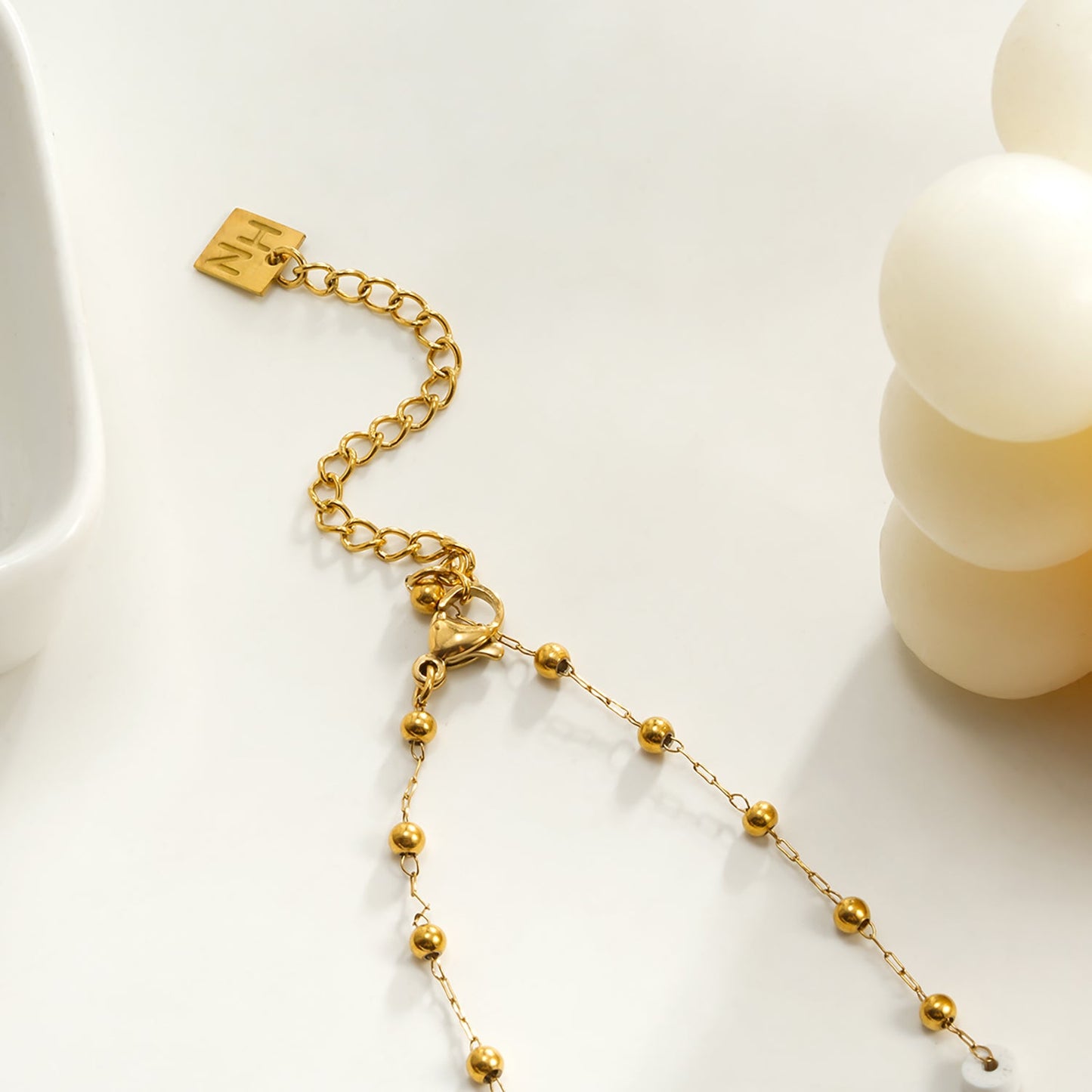 SANTA CRUZ White: Gold & White Stone Beaded Chain Necklace