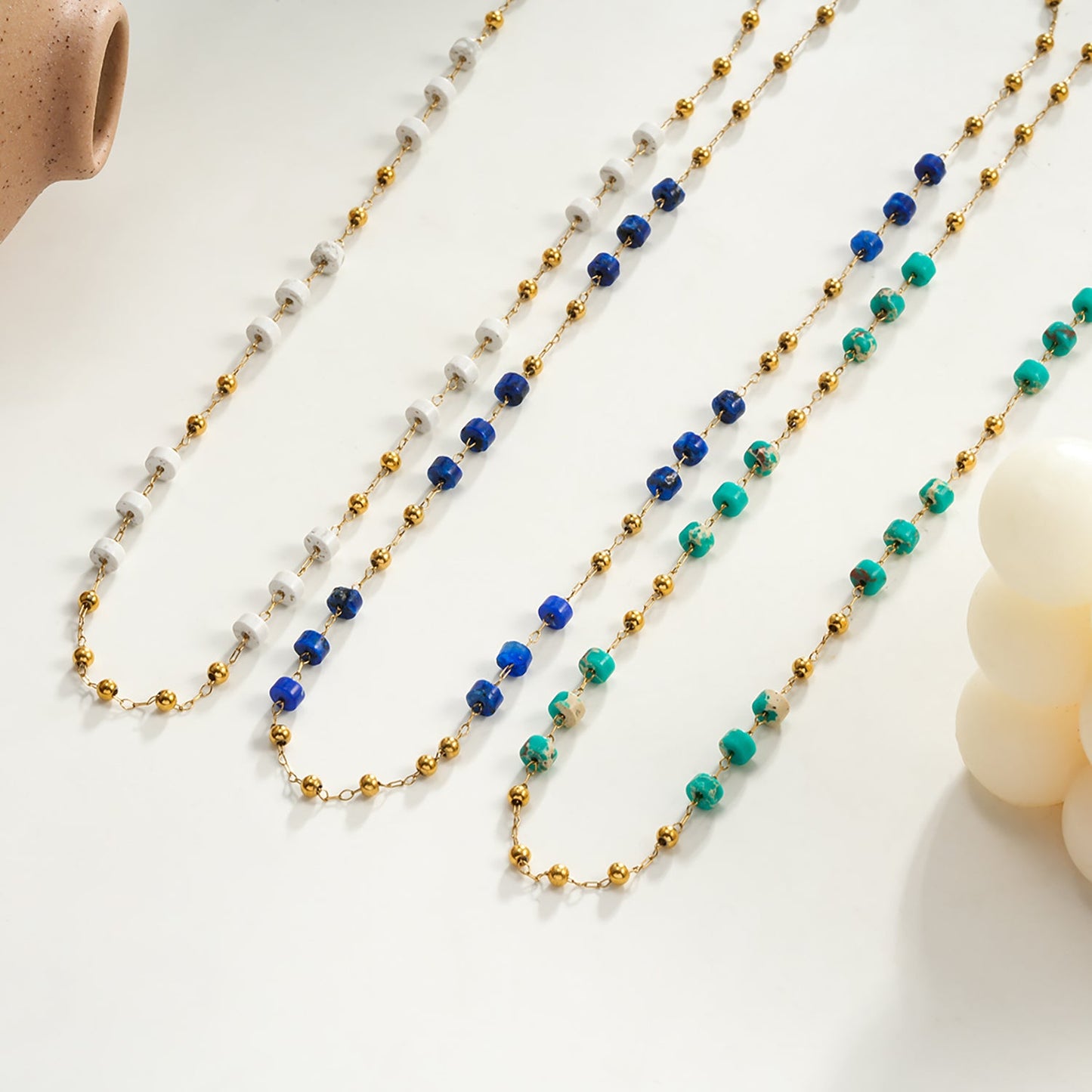 SANTA CRUZ White: Gold & White Stone Beaded Chain Necklace