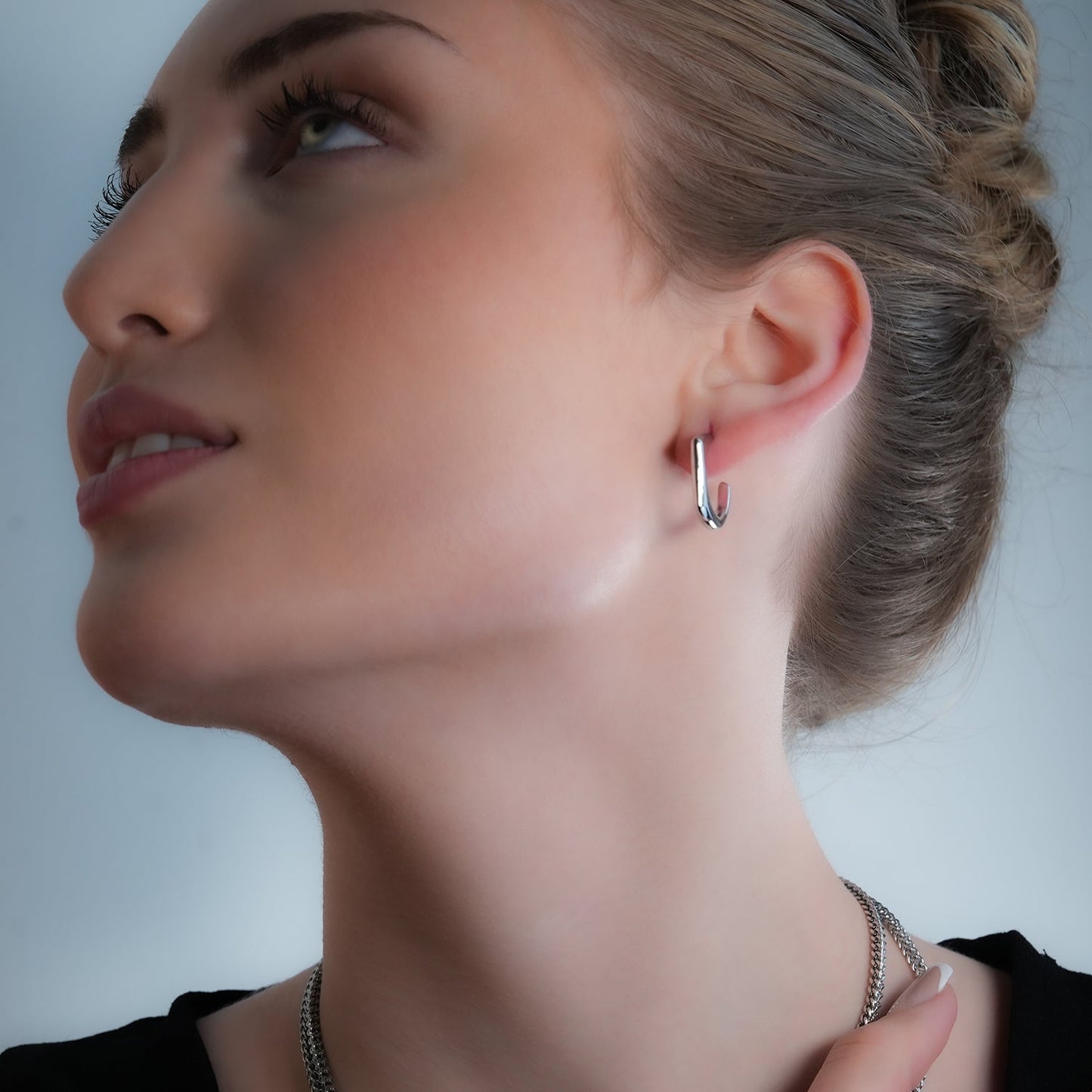 Style SOLOMA Silver Toned (White Gold): Retro Industrial-Chic Style Hoop Earrings