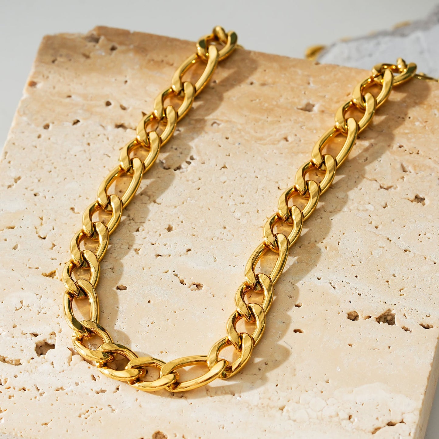 Style SUTTON: Cuban-Link Statement Chain Necklace in Gold