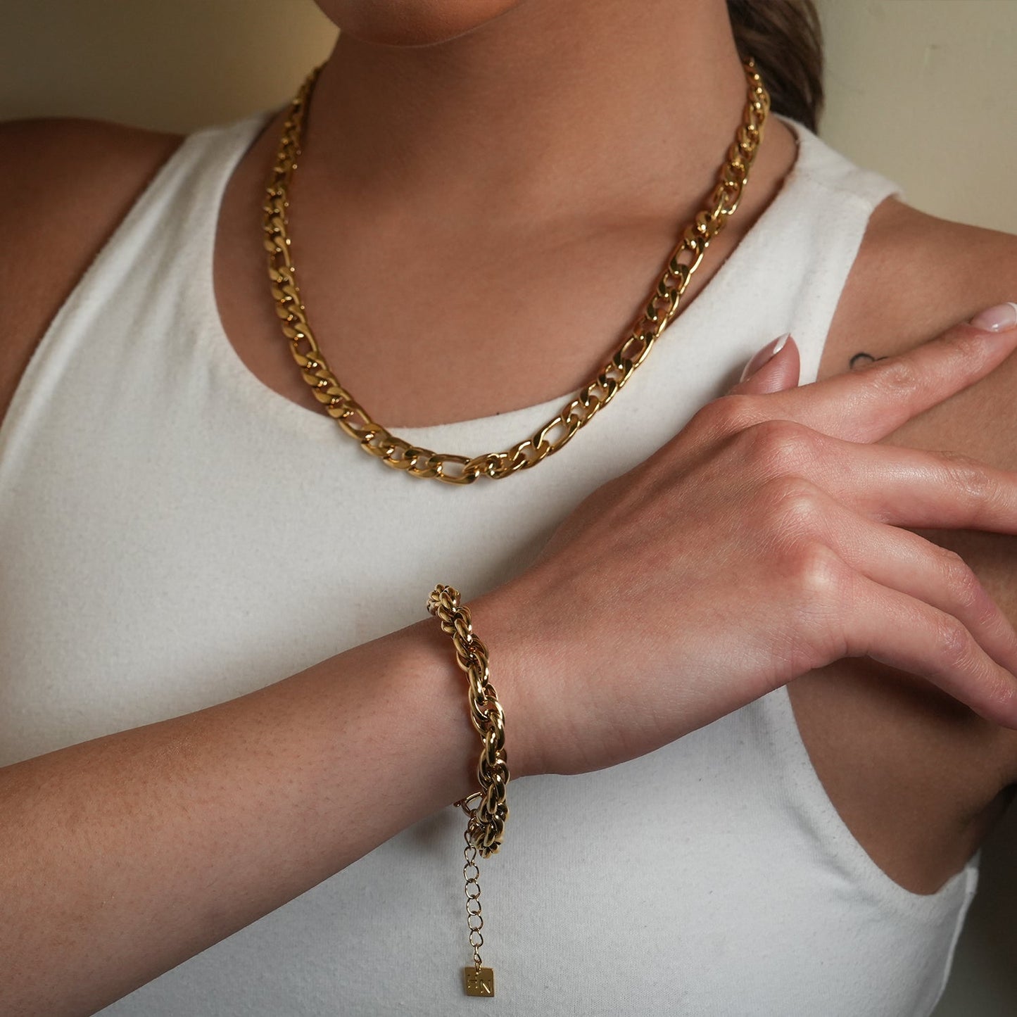 Style SUTTON: Cuban-Link Statement Chain Necklace in Gold