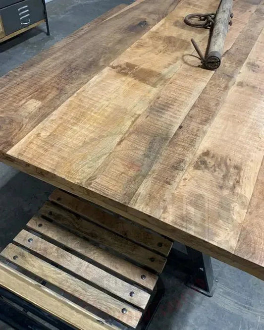 Table à dîner industrielle AMSTERDAM avec plateau de manguier et patte en fonte d'acier