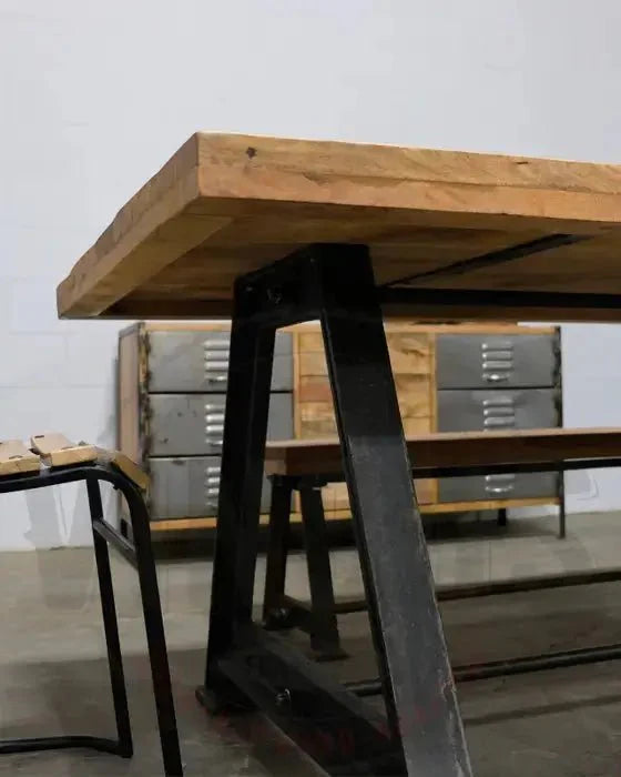 Table à dîner industrielle AMSTERDAM avec plateau de manguier et patte en fonte d'acier