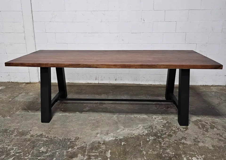 Table à diner industrielle style Établie patte en acier noir avec plateau en acacia