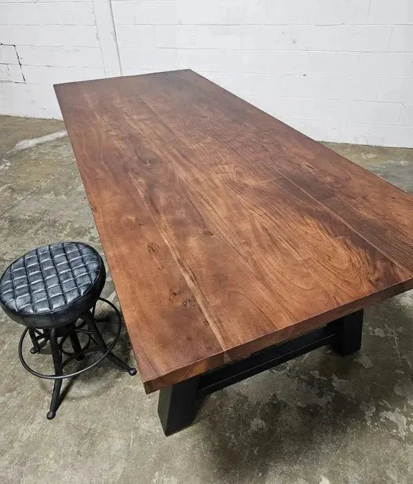 Table à diner industrielle style Établie patte en acier noir avec plateau en acacia