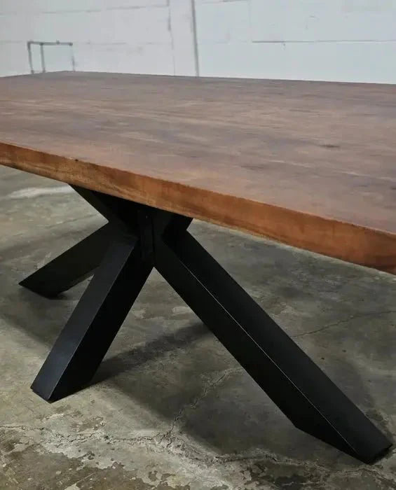 Table à diner patte Spider noir mat avec plateau en bois d'acacia brun