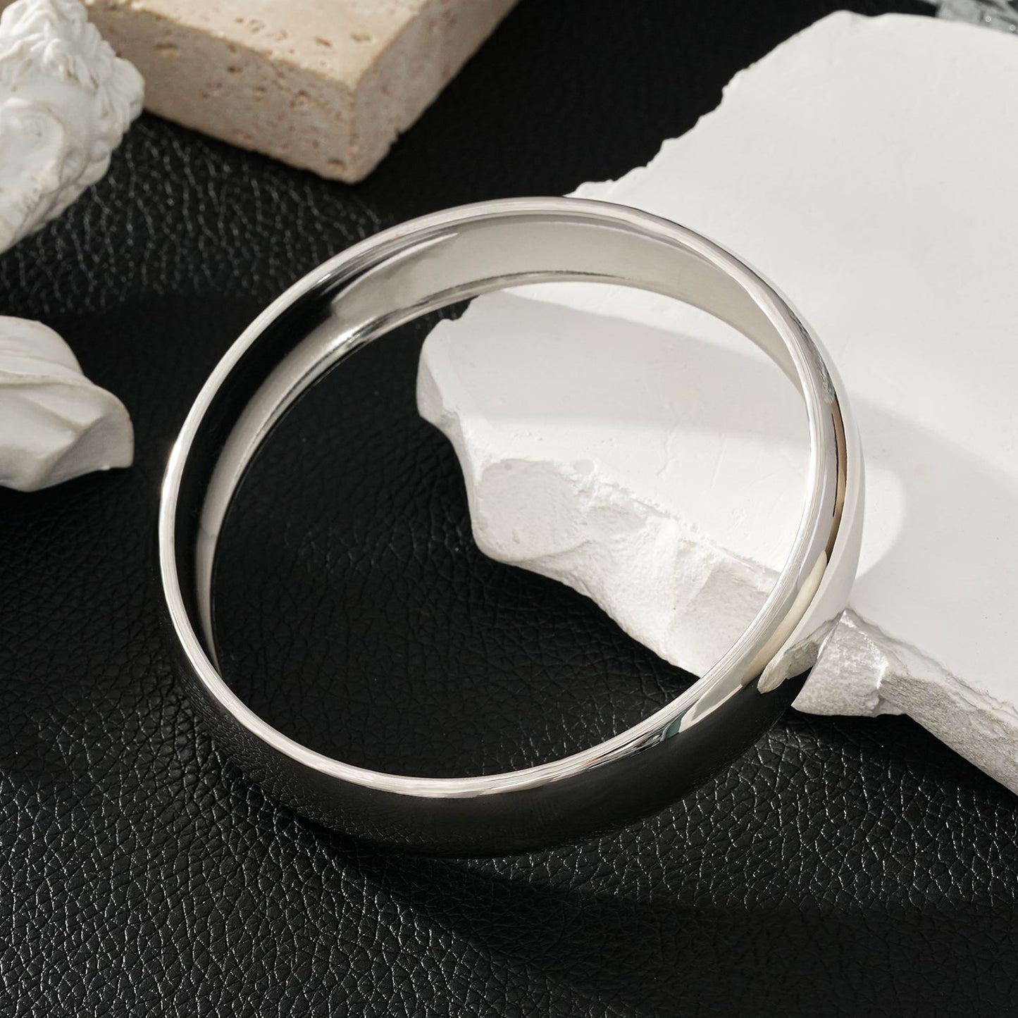 Style UMUAKOT: Mid Width Classic Silver Band Bracelet