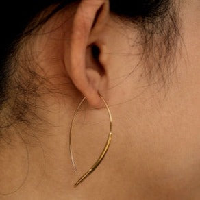 XIMENA: Geometric Curves Gold Hoops